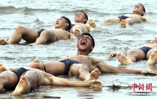 8月12日,韩国泰安郡安眠岛,韩国陆军特种部队在海滩上进行训练.