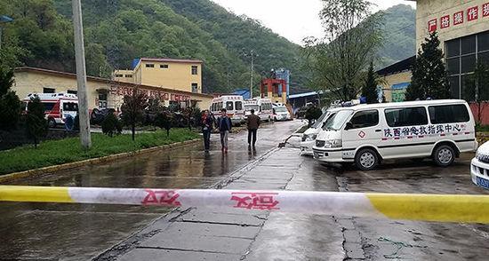 2016年4月26日,陕西铜川煤矿透水事故救援现场,蒙蒙细雨中的警戒线让