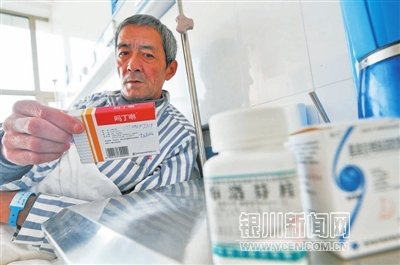 看上去要比他的实际年龄苍老许多,亲朋不在,孤身一人已做过三次胃穿孔