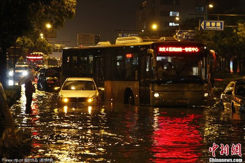 暴雨导致城市内涝严重 杭州瞬间成“泽国”