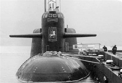 俄“醉驾”渔船撞伤战略核潜艇