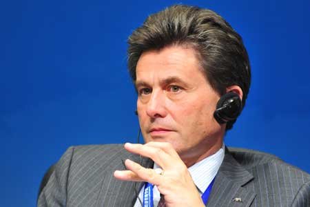 图文:安盛集团董事长兼总裁亨利·德·卡斯特