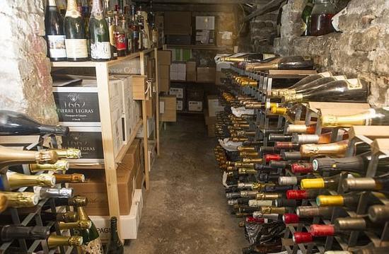 英国男子痴迷收藏香槟 酒窖储量多达4000瓶