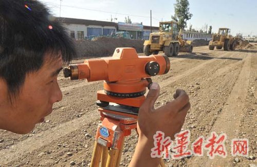 昌吉市政建设有限公司技术员在测量道路标高