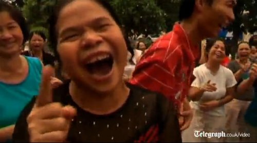 越南兴起“大笑瑜伽” 数百人一起大笑促健康(组图)_财经_腾讯网