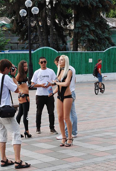 实拍:乌克兰街头美女成灾