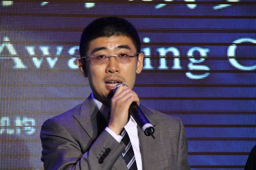 图文:杰出研究领袖获奖者姚伟发表获奖感言