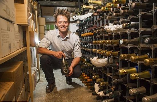 英国男子痴迷收藏香槟 酒窖储量多达4000瓶