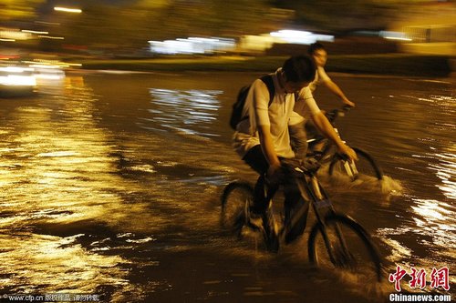 暴雨导致城市内涝严重 杭州瞬间成“泽国”