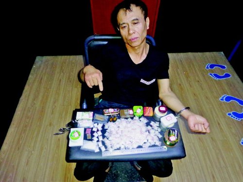 毒贩睡觉时枪也从不离手