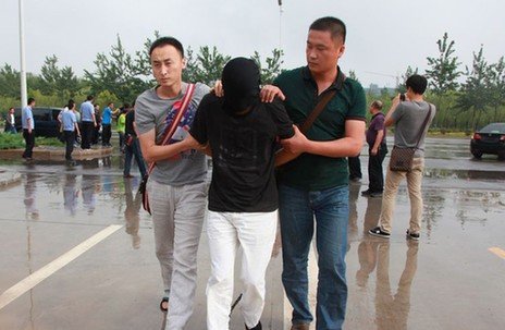 银川持枪抢劫杀人案犯罪嫌疑人被押解回宁(组