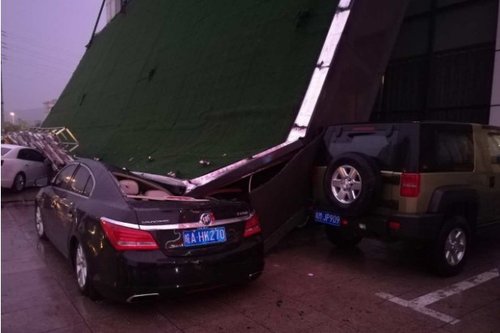 安徽滁州酒店LED大屏掉落砸中路人 砸毁数辆车