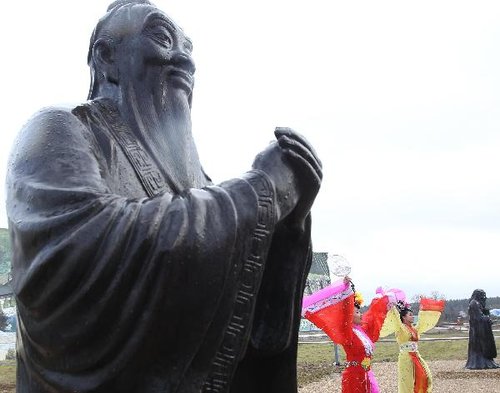 孔子,老子塑像在俄卡卢加州揭幕