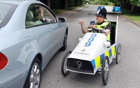 英国警察近日发明了一辆配有警笛和蓝色闪光灯的脚踏巡逻车.