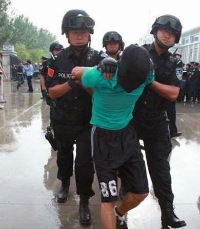 银川持枪抢劫杀人案犯罪嫌疑人被押解回宁(组