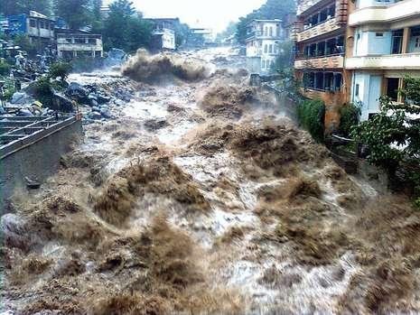 巴基斯坦灾民争相吊上直升机逃离洪水地区(组