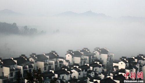 重庆大足浓浓秋雾 城市若隐若现如梦幻仙境