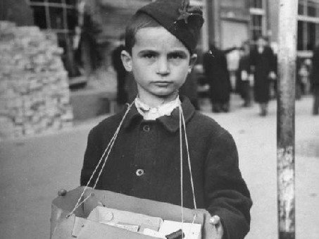 卖火柴的小男孩