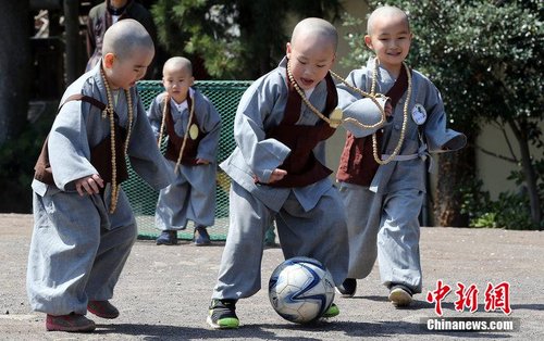 韩国寺院举办足球比赛 小和尚开踢人小鬼大