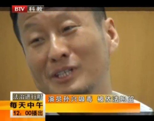 两性情感分析师郭玉琳接受采访时说:"男方比女方大很多,身份是明星