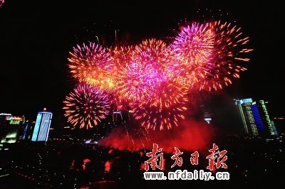 深圳举办焰火和激光晚会 14.5万发焰火庆生