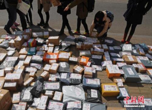 双11“买买买”产生天量快递垃圾：胶带绕赤道425圈