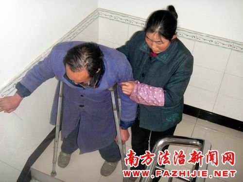 重庆一农民讨赔偿款遭镇长打成七级伤残