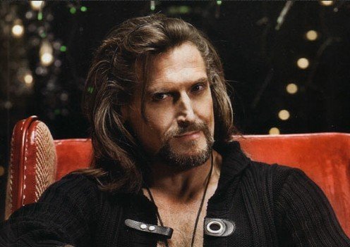 俄罗斯男演员赌输认罚 穿胸罩短裙亮相街头(图