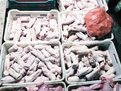 8月17日凌晨，朝来万通市场内等待销售的“美白猪蹄”，闻上去有一股刺鼻的药水味儿，样品检测出双氧水和火碱成分。
