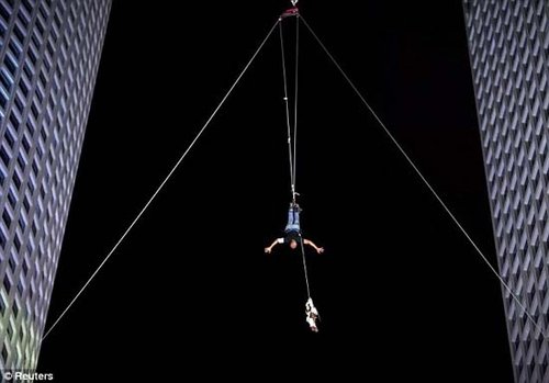 以色列魔术师在摩天楼间结网表演脱困特技_