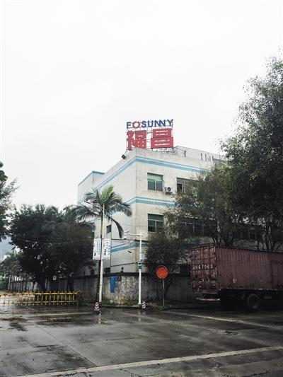 2月19日，深圳福昌电子厂区保安严密，外墙上贴着《重整公告》。