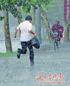 10日下午,省城街头一名未带雨具的行人在雨中奔跑.