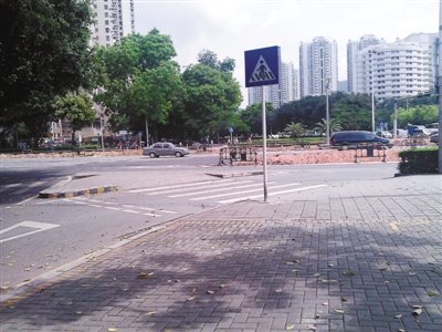 北大医院周边绿化带被拆?