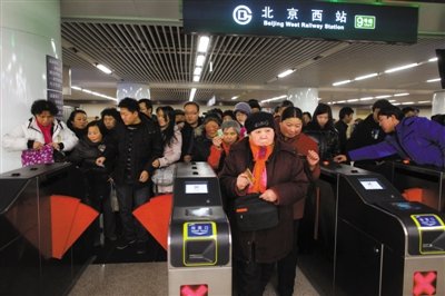 昨日,地铁9号线北京西站,首批乘客刷卡进站.