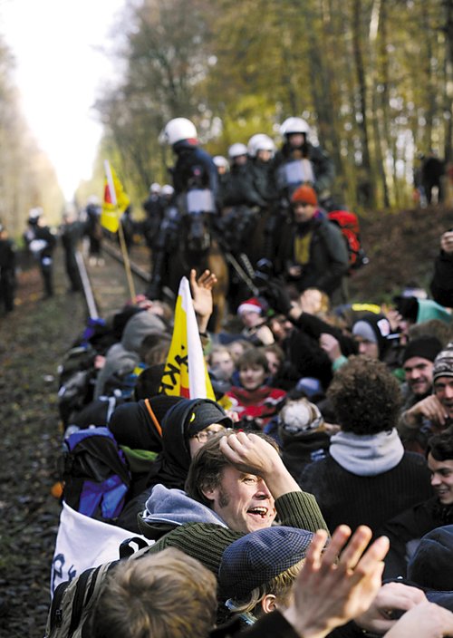 核废料列车近终点反核人士卧轨阻车