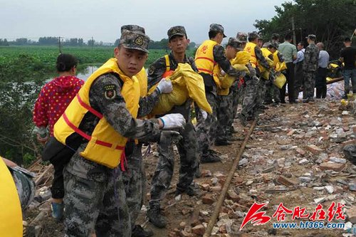 解放军电子工程学院官兵紧急驰援肥东抗洪现场