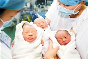 人工辅助生育孕妇顺产三胞胎