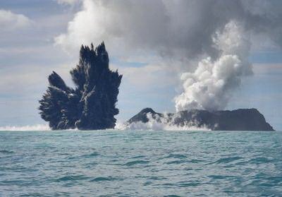实拍海底火山喷发奇观