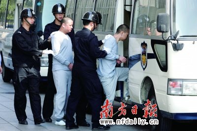 昨日,罪犯孔金磷,舒露文被押赴刑场.周游摄