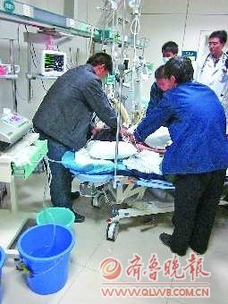 医生在抢救室给刘恩霞洗胃.   本报记者 刘德峰 摄