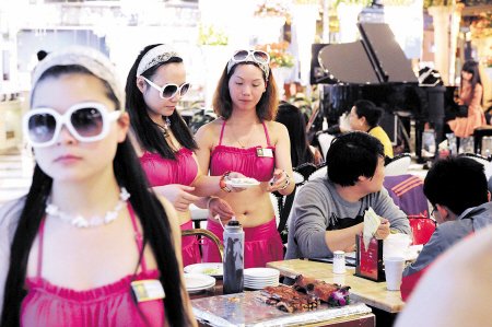 <em>长沙</em>一餐厅上演比基尼诱惑 食客羞红脸<em>服务</em>员