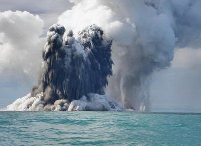 实拍海底火山喷发奇观