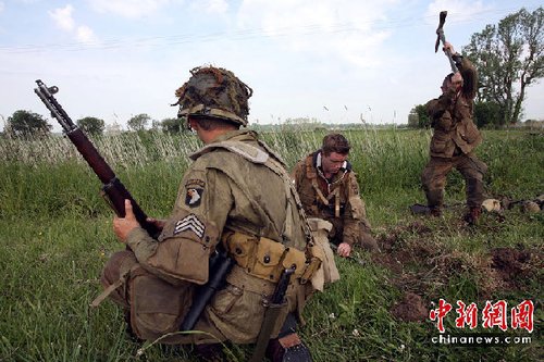 纪念诺曼底登陆66周年 演员重现历史(组图)_新