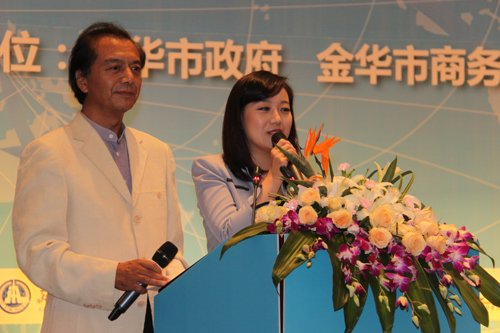 图文:论坛主持人薛飞、张超