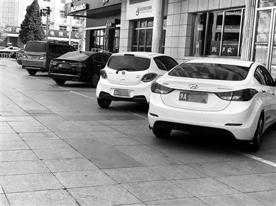 昨天,本报A5版刊发了《延庆现6元出租车队 三成为非京牌》的报道,不少读者反映,近年来外地车迅速在京郊增加的现象并非孤例,而大部分都是北京本地人购买。北京青年报记者昨日实地探访发现,京郊多个区路面行驶的外埠车辆,已经多到少则一两成,多则一半的程度。由于只要不进入中心城区,外地号牌在五环外几乎畅行无阻,这让购买外埠牌照成为郊区车主规避摇号政策的首选,由此甚至滋生了各种高价的代办号牌业务。