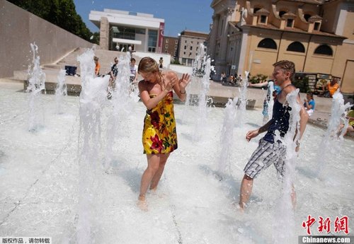 欧洲多国遭遇高温 民众喷泉戏水求降温