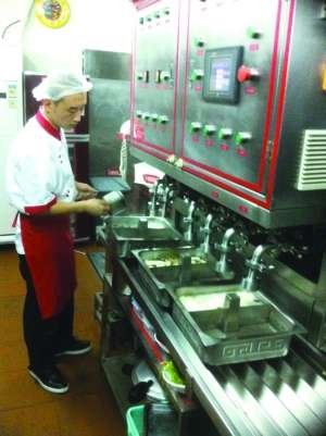 南京海底捞称汤底是骨汤膏勾兑