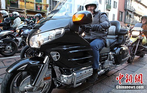意大利万辆摩托车米兰街头列队庆祝新年