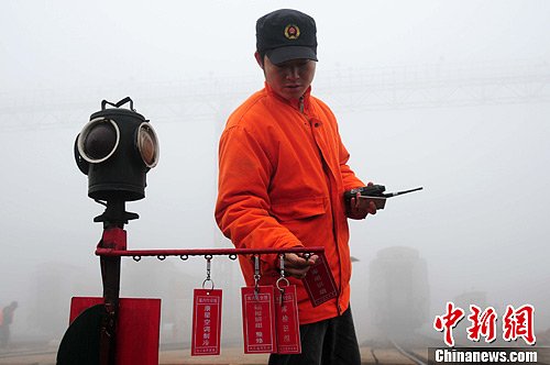 雾霾天气持续侵袭江西 铁路工人雾中检修列车