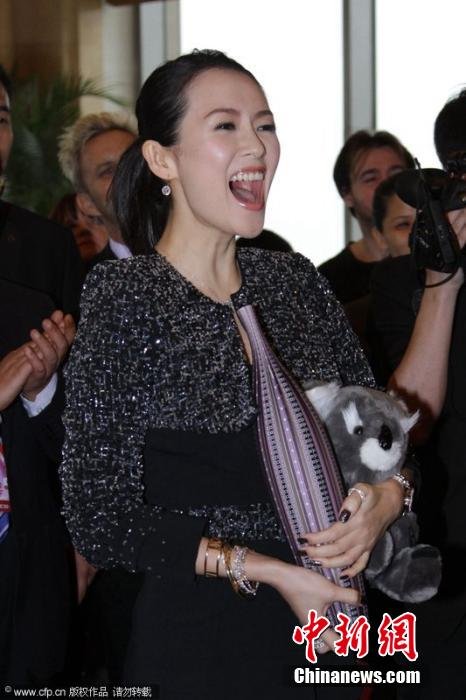 娱乐24小时:成龙美女主持咬耳朵